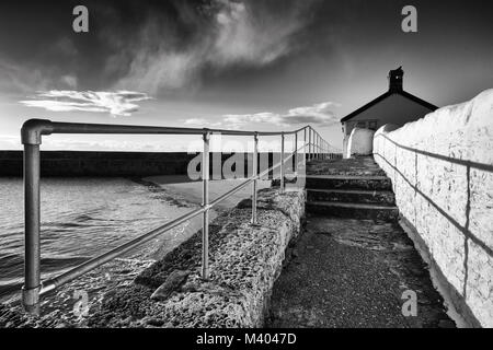 Lyme Regis Harbour en noir et blanc. Banque D'Images