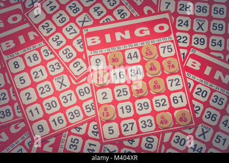 La réussite de l'entreprise Concept : Red bingo carte avec puce blanche dans un style vintage. Banque D'Images