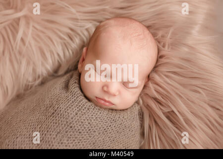 Sleeping newborn baby boy emmailloté dans une couverture Banque D'Images