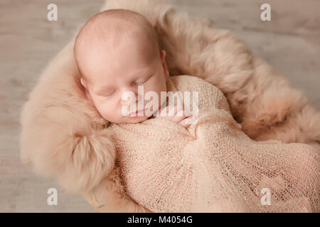 Sleeping newborn baby boy emmailloté dans une couverture Banque D'Images