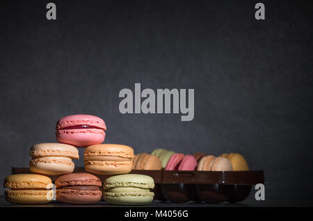 Macarons de bon goût différent dans un spot light Banque D'Images