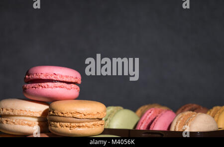 Macarons de bon goût différent dans un spot light Banque D'Images