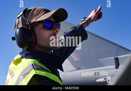 Un chef d'équipe de la Royal Air Force donne une thumbs-up pour le pilote avant le décollage au cours de l'exercice Red Flag 18-1 à Nellis Air Force Base, Nevada, le 5 février 2018. Drapeau rouge fournit des équipes au sol avec des scénarios de guerre en temps réel et leur permet de tester leurs capacités de préparation. (U.S. Air Force photo par un membre de la 1re classe Andrew D. Sarver) Banque D'Images