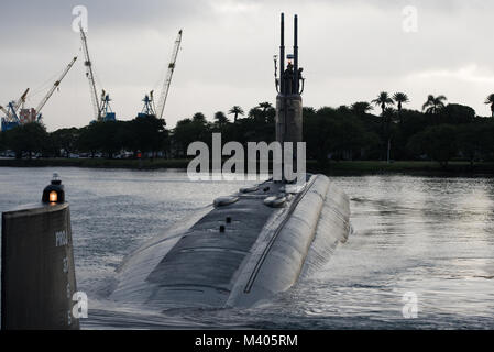 180205-N-KC128-0285 PEARL HARBOR (fév. 5, 2018) La classe de Los Angeles sous-marin d'attaque rapide USS Greeneville (SSN 772) tire dans Pearl Harbor pour effectuer un bref arrêt pour le personnel dans les premières heures du matin le 5 février au cours d'exercices d'entraînement de routine dans la zone d'opérations hawaïenne. (U.S. Photo par marine Spécialiste des communications de masse de 1re classe Daniel Hinton/libérés) Banque D'Images