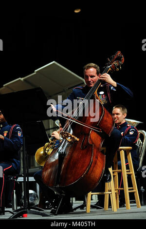 Chef principal Mark McCormick, de la bande de la Garde côtière canadienne, joue le violon de base lors d'un spectacle à Chicago, 21 Décembre, 2017. Cette année, le groupe se produit en vedette service deux concerts au Midwest Clinic International Band et orchestre Conférence, à laquelle ont participé plus de 17 000 personnes de tous les 50 États et plus de 30 pays. (U. S. Coast Guard photo par le Premier maître de Alan Haraf). Banque D'Images