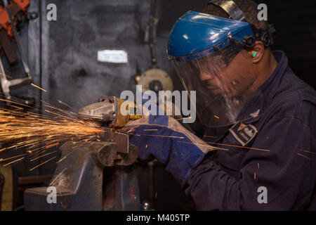 180206-N-CG677-0026 de l'OCÉAN PACIFIQUE (fév. 6, 2018) 3ème classe Technicien de coque Bois Devonta broie un morceau de métal dans l'atelier de construction de la classe Nimitz porte-avions USS Carl Vinson (CVN 70). Carl Vinson Strike Group est actuellement exploitées dans la région du Pacifique dans le cadre d'un programme de déploiement. (U.S. Photo par marine Spécialiste de la communication de masse 3 classe Jake Cannady/libérés) Banque D'Images