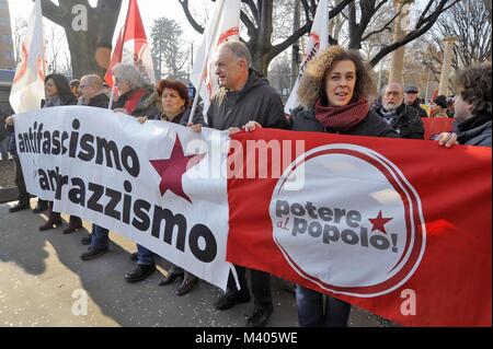 Milan, 10 février 2018 lutte antifasciste et anti-raciste après démonstration d'un certain nombre d'épisodes de violence et de criminalité dans toute l'Italie et en signe de protestation contre la présence de groupes néo-fascistes dans les élections politiques. Banque D'Images