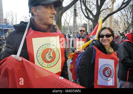 Milan, 10 février 2018 lutte antifasciste et anti-raciste après démonstration d'un certain nombre d'épisodes de violence et de criminalité dans toute l'Italie et en signe de protestation contre la présence de groupes néo-fascistes dans les élections politiques. Banque D'Images