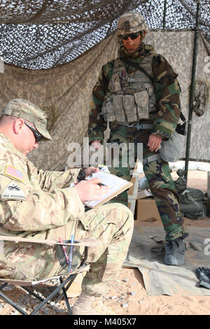 Le Cpl. Isaiah King, fantassin, 3e Bataillon, 41e Régiment d'infanterie, 9e 1er lieutenant Kyle Cachopa, officier d'infanterie, 3-41, sur les armes chimiques, biologiques, radiologiques et nucléaires voie pendant un expert qualification Badge d'infanterie à Fort Bliss Le 6 février. Cachopa enfilé son masque à gaz dans six des neuf secondes admis secondes. (U.S. Photo de l'armée par le sergent. Felicia Jagdatt) Banque D'Images