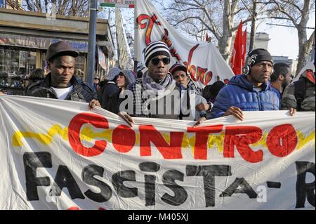 Milan, 10 février 2018 lutte antifasciste et anti-raciste après démonstration d'un certain nombre d'épisodes de violence et de criminalité dans toute l'Italie et en signe de protestation contre la présence de groupes néo-fascistes dans les élections politiques. Banque D'Images