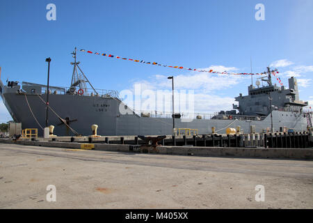 Théâtre de la 8ème commande soutien officiellement accueilli le navire de soutien logistique général-3 B. Brehon Somervell à sa flotte le 6 février lors d'une cérémonie de bénédiction au Joint Base Harbor-Hickam Pearl. La cérémonie non seulement s'est félicité de la LSV-3 Somervell dans ses nouveaux locaux à l'JBPH-H, mais a également changé son watch retour à la mission et les exigences de l'armée dans le cadre de la 8e, 8e Bataillon des troupes spéciales TSC. Avant de se joindre à la flotte de la 8ème, le TSC-3 VBV Somervell a passé la majorité de sa carrière militaire sous le contrôle de la réserve de l'armée américaine. (U.S. Photo de l'armée par le capitaine John D. Howard J Banque D'Images