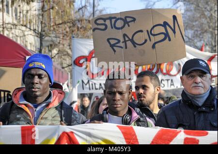 Milan, 10 février 2018 lutte antifasciste et anti-raciste après démonstration d'un certain nombre d'épisodes de violence et de criminalité dans toute l'Italie et en signe de protestation contre la présence de groupes néo-fascistes dans les élections politiques. Banque D'Images