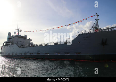 Théâtre de la 8ème commande soutien officiellement accueilli le navire de soutien logistique général-3 B. Brehon Somervell à sa flotte le 6 février lors d'une cérémonie de bénédiction au Joint Base Harbor-Hickam Pearl. La cérémonie non seulement s'est félicité de la LSV-3 Somervell dans ses nouveaux locaux à l'JBPH-H, mais a également changé son watch retour à la mission et les exigences de l'armée dans le cadre de la 8e, 8e Bataillon des troupes spéciales TSC. Avant de se joindre à la flotte de la 8ème, le TSC-3 VBV Somervell a passé la majorité de sa carrière militaire sous le contrôle de la réserve de l'armée américaine. (U.S. Photo de l'armée par le capitaine John D. Howard J Banque D'Images