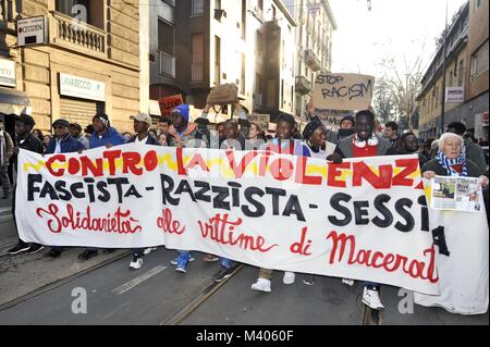 Milan, 10 février 2018 lutte antifasciste et anti-raciste après démonstration d'un certain nombre d'épisodes de violence et de criminalité dans toute l'Italie et en signe de protestation contre la présence de groupes néo-fascistes dans les élections politiques. Banque D'Images