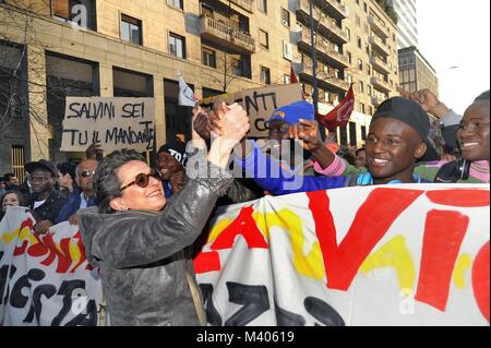 Milan, 10 février 2018 lutte antifasciste et anti-raciste après démonstration d'un certain nombre d'épisodes de violence et de criminalité dans toute l'Italie et en signe de protestation contre la présence de groupes néo-fascistes dans les élections politiques. Banque D'Images