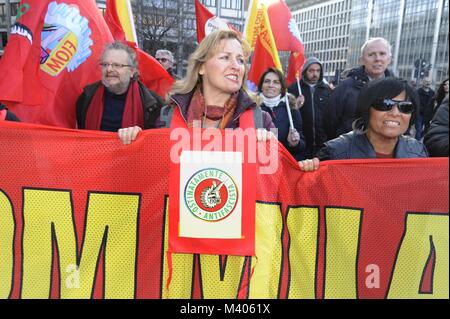 Milan, 10 février 2018 lutte antifasciste et anti-raciste après démonstration d'un certain nombre d'épisodes de violence et de criminalité dans toute l'Italie et en signe de protestation contre la présence de groupes néo-fascistes dans les élections politiques. Banque D'Images