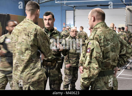 Les dirigeants des États-Unis, de la Grande-Bretagne et de l'anglais unités aéroportées discuter opérations aéroportées combinées en Ger, France avec la 173e Brigade aéroportée, 54e bataillon du génie des Acrinonyx La Marne. Banque D'Images