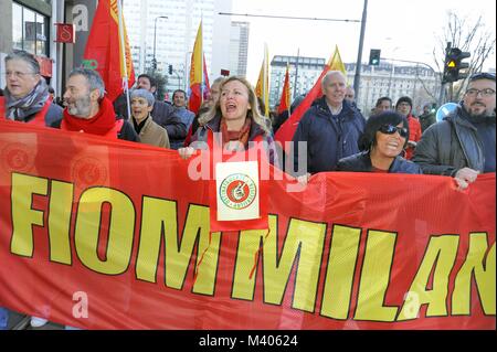 Milan, 10 février 2018 lutte antifasciste et anti-raciste après démonstration d'un certain nombre d'épisodes de violence et de criminalité dans toute l'Italie et en signe de protestation contre la présence de groupes néo-fascistes dans les élections politiques. Banque D'Images