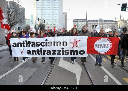 Milan, 10 février 2018 lutte antifasciste et anti-raciste après démonstration d'un certain nombre d'épisodes de violence et de criminalité dans toute l'Italie et en signe de protestation contre la présence de groupes néo-fascistes dans les élections politiques. Banque D'Images