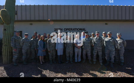 Des fonctionnaires du U.S. Southern Command posent pour une photo de groupe à la base aérienne Davis-Monthan Air Force Base, en Arizona, le 6 février 2018. Météorologie et océanographie des spécialistes de diverses sections du ministère de la Défense se sont réunis pour un 2 jours parrainée par l'USSOUTHCOM qui leur a permis de discuter des leçons apprises à partir de 2017 et des façons de mieux communiquer avec l'autre dans l'avenir. (U.S. Air Force photo par un membre de la 1re classe Frankie D. Moore) Banque D'Images