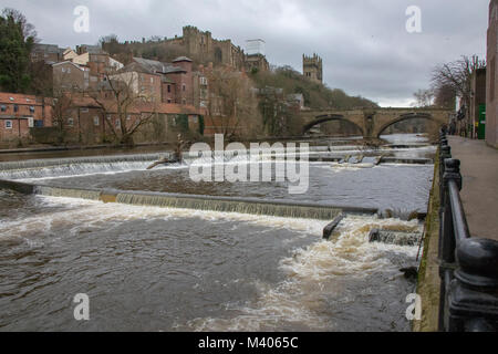 Vue vers la cathédrale de Durham et le château de l'autre côté de la rivière en hiver d'usure Banque D'Images