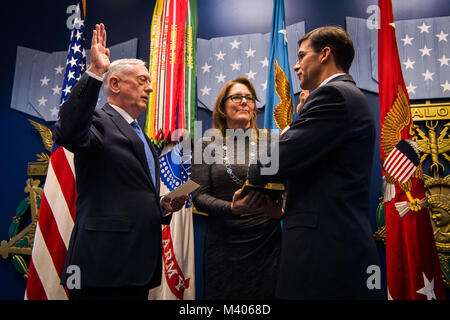 Le Secrétaire de la Défense James N. Mattis a officiellement accueilli le secrétaire de l'Armée retour Dr Mark T. Esper dans le service qui l'a élevé au cours d'une cérémonie tenue au Pentagone Vendredi, Janvier 5, 2018. Banque D'Images