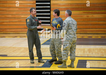 Le colonel de l'US Air Force Jeff Edwards, la 173e Escadre de chasse vice commandant, présente une photo d'un FW 173e F-15 Eagle à Jack Lee, le directeur d'école secondaire Henley, lors d'une soirée de reconnaissance, le 6 février 2018, à Klamath Falls, Oregon, la 173e Escadre de chasse appuie l'événement à l'affiche à partir de l'escadron des forces de sécurité, l'escadron de contrôle de la circulation aérienne, le groupe de maintenance de l'équipement de vol des équipages, et l'armurerie pour les étudiants et les membres de l'auditoire pour voir avant et pendant le jeu. (U.S. Photo de la Garde nationale aérienne par le sergent. Riley Johnson) Banque D'Images