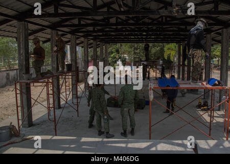 Soldats et marins de la Marine royale de Thaïlande, de Singapour et de l'Armée U.S. Navy, travailler ensemble à la construction d'une salle de classe pour l'école Wat Sombum Naram 7 février 2018, au cours de l'effort d'Or 2018 Cobra. Gold Cobra 2018 maintient l'accent sur l'action civique, humanitaire et médical de l'engagement communautaire activités menées au cours de l'exercice pour répondre aux besoins et intérêts humanitaires des populations civiles de la région. Gold Cobra exercice 2018 est un exercice annuel effectué dans le royaume de Thaïlande qui a eu lieu du 13-23 février avec sept pays participants. (U.S. Photo de l'Armée de l'air b Banque D'Images