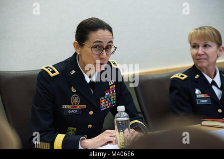 Le général de Marion Garcia, commandant général de la Police militaire, 200e commande partage ses expériences avec des membres du Congrès les délégués et autres officiers généraux au cours de la Table ronde des dirigeants femmes Discussion organisée au Pentagone, 7 février 2018. Des généraux américains ont rencontré des délégués du congrès pour discuter de leurs perspectives de vie que les femmes militaires et l'importance d'avoir accès à tous les Américains de talent qui peut ajouter de la force à la force. (U.S. Réserve de l'armée photo par le Major Valerie Palacios) Banque D'Images