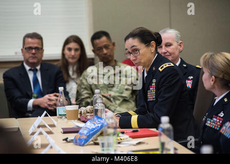 Le général de Marion Garcia, commandant général de la Police militaire, 200e commande partage ses expériences avec des membres du Congrès les délégués et autres officiers généraux au cours de la Table ronde des dirigeants femmes Discussion organisée au Pentagone, 7 février 2018. Des généraux américains ont rencontré des délégués du congrès pour discuter de leurs perspectives de vie que les femmes militaires et l'importance d'avoir accès à tous les Américains de talent qui peut ajouter de la force à la force. (U.S. Réserve de l'armée photo par le Major Valerie Palacios) Banque D'Images