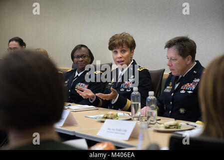 Le lieutenant général Nadja Ouest, chirurgien militaire général et commandant de l'armée américaine commande médicale, répond aux questions sur sa vie de l'armée devant un groupe d'autres officiers généraux par les pairs et de plusieurs membres du Congrès les délégués au cours de la Table ronde sur le leadership des femmes Discussion organisée au Pentagone, 7 février 2018. Des généraux américains ont rencontré des délégués du congrès pour discuter de leurs perspectives de vie que les femmes militaires et l'importance d'avoir accès à tous les Américains de talent qui peut ajouter de la force à la force. (U.S. Réserve de l'armée photo par le Major Valerie Palacios) Banque D'Images