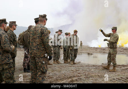 Un observateur de l'armée américaine coach/entraîneur (OC/T) indique à l'observateur de l'armée géorgienne coach/formateurs (OC/T) de la formation conjointe OTAN-géorgien et de l'évaluation, Centre et Marines des États-Unis sur le fait de fumée des grenades pendant un exercice de répétition de mission (MRE) à la 7ème commande d'entraînement de l'armée, de formation du Hohenfels Hohenfels, Allemagne, 7 février 2018. Le MRE est un exercice responsable du Corps des Marines des États-Unis, impliquant environ 600 100 soldats géorgiens et hongroise de 2018, 1-28 février. (U.S. Photo de l'armée par le sergent. David Overson) Banque D'Images