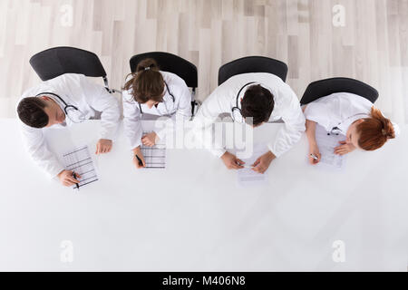 Portrait des médecins professionnels travaillant au bureau avec stylo et papier Banque D'Images