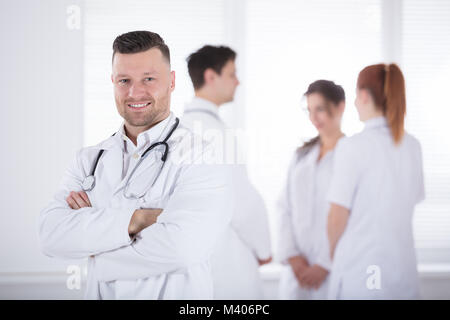 Portrait de confiance professionnel Hommes Doctor with Stethoscope Banque D'Images