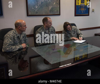 Le colonel Ruth Meyer (à droite), le Plan d'intervention individualisé 621e Escadre mobilisation tireur, le Colonel Mathew A. Leard, 60e la mobilité de l'air vice-commandant de l'Escadre (milieu) et le Colonel Raymond A. Kozak, 349la mobilité de l'air (à gauche), commandant de l'Escadre, signer une teen dating violence proclamation le 7 février 2018, à Travis Air Force Base, Californie Travis' leadership est fier d'appuyer teen dating violence mois. (U.S. Air Force photo par un membre de la 1re classe Jonathon D. A. Carnell) Banque D'Images