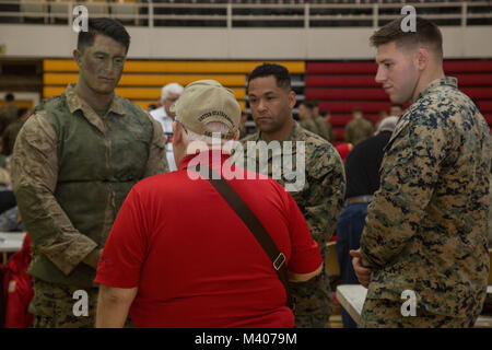 Le sergent d'artillerie du Corps des Marines des États-Unis. Mike Piserchia (Ret.), ancien président de deuxième division Maritime Association (SMDA), parle avec les Marines américains à partir de la 3e Bataillon, 2e Marines sur Camp Lejeune, N.C., 7 février 2018. Il se trouve à bord de la SDMA Camp Lejeune d'observer et de célébrer le 77e anniversaire de la Division. (U.S. Marine Corps photo par Lance Cpl. Taylor N. Cooper) Banque D'Images