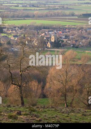 En hiver paysage Cotswold donnant sur Willersey, Gloucestershire, Angleterre. Banque D'Images