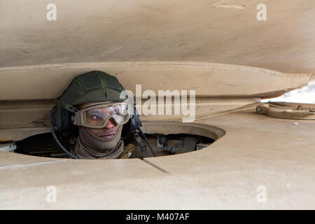 Le Cpl. Ezra Dawit, conducteur de char avec la société F, 4e Bataillon, 4e Division de marines, attend que son réservoir est plein de carburant pendant l'exercice l'hiver 2018, 7 février 2018. Congé d'hiver 18 permet aux Marines de Fox Co. pour développer des tactiques d'infanterie mécanisée de l'essentiel et de capacités offensives et défensives dans un environnement froid austère. Cet exercice augmente considérablement la réserve est l'interopérabilité avec le composant actif. Banque D'Images