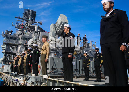 Les Marines américains et de marins avec la 26e Marine Expeditionary Unit (MEU) à bord du navire d'assaut amphibie USS Iwo Jima (DG 7)) qu'en quittant les rails Naval Station Mayport, Floride, le 7 février 2018. La 26e MEU participe à un déploiement en mer pour mener des opérations de maintien de la paix et maritime, ainsi que les relations avec les militaires étrangers dans le cadre d'exercices conjoints. (U.S. Marine Corps photo par le Cpl. Jon Sosner) Banque D'Images