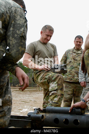 Officier de la Garde nationale de Caroline du Nord, le Colonel Robert Bumgardner, commandant de la 30e Brigade blindée de l'équipe de combat, montre comment démonter un M242 Bushmaster, 25 millimètres, entraînés par chaîne autocanon au cours de véhicule de combat Bradley entraînement à Fort Bragg, Caroline du Nord, le 10 février 2018, que la brigade se prépare pour leur prochain combat exportables (capacité de formation XCTC) de la formation. (U.S. Photo de l'armée par le Sgt. Ason Forsyth) Banque D'Images