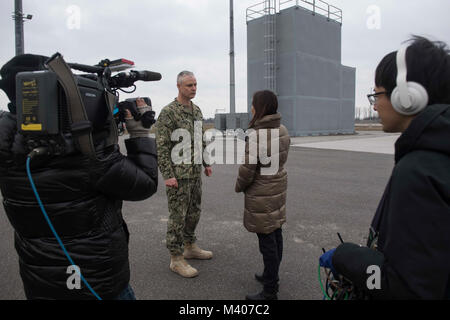 180207-N-GP524-0278 ÉGIDE À TERRE DE DÉFENSE ANTIMISSILE, Roumanie (fév. 7, 2018). Mark Fegley, centre gauche, commandant de l'Égide à terre de défense antimissile (AAMDS) Roumanie, est interviewé par les médias japonais Asahi TV anchor Tomoko Nagano, au centre, à droite, au cours d'un service médias s'embarquer. L'installation de soutien naval et Deveselu AAMDS Roumanie sont situés dans la base militaire roumaine 99e et jouer un rôle clé dans la défense antimissile balistique en Europe orientale. (U.S. Photo par marine Spécialiste de la communication de masse 2e classe Bill Dodge/libérés) Banque D'Images