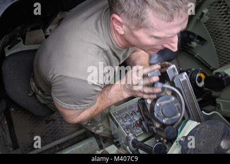 Officier de la Garde nationale de Caroline du Nord, le Colonel Robert Bumgardner, commandant de la 30e Brigade blindée de l'équipe de combat, montre comment démonter un M242 Bushmaster, 25 millimètres, entraînés par chaîne autocanon au cours de véhicule de combat Bradley entraînement à Fort Bragg, Caroline du Nord, le 10 février 2018, que la brigade se prépare pour leur prochain combat exportables (capacité de formation XCTC) de la formation. (U.S. Photo de l'armée par le Sgt. Ason Forsyth) Banque D'Images