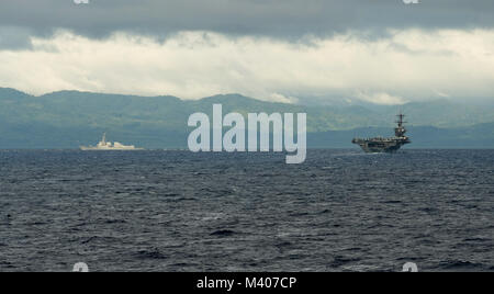 180207-N-LN093-0046 de l'OCÉAN PACIFIQUE (fév. 7, 2018) Les missiles de Arleigh Burke-Class destroyer USS Wayne E. Meyer (DDG 108) et de la classe Nimitz porte-avions USS Carl Vinson (CVN 70) transit le détroit de Surigao. Le Carl Vinson Strike Group opère actuellement dans l'ouest du Pacifique dans le cadre d'un programme régulièrement le déploiement. (U.S. Photo par marine Spécialiste de la communication de masse/Morenogarcia Jasen troisième classe) Parution Banque D'Images