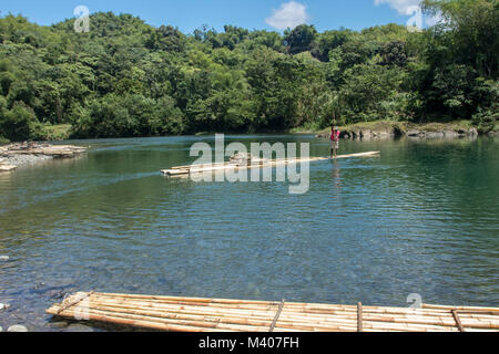 Boatman et radeaux touristique sur le fleuve Rio Grande, Portland parish, Jamaïque, Antilles, Caraïbes Banque D'Images