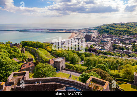 Dover Harbour et la ville vue aérienne sur la tour du château de Douvres. Douvres est une ville et le port ferry de grands dans le Kent, Angleterre du Sud-Est, Royaume-Uni Banque D'Images