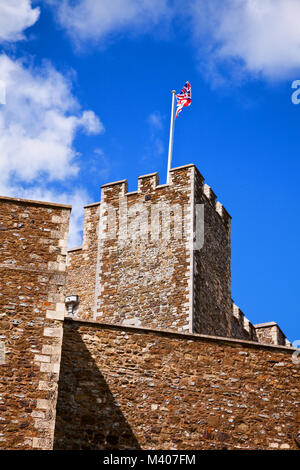 En agitant le drapeau Union Jack sur la Tour du château de Douvres, Kent, dans le sud de l'Angleterre, Royaume-Uni Banque D'Images