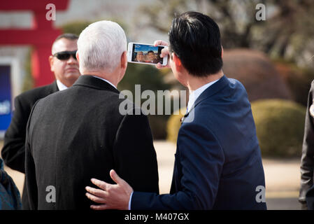 Vice-président des États-Unis Michael Pence pose pour une photo avec Vice-Minster parlementaire Okamoto Mitsunari pour les affaires étrangères, le 8 février 2018, à Yokota Air Base, le Japon. Alors qu'au Japon, Pence a visité les fonctionnaires japonais dont le Premier ministre Shinzo Abe, rencontrez avec des troupes, et a traité de Yokota Air Base militaires avant de partir pour la Corée du Sud pour l'hiver 2018 de PyeongChang Jeux Olympiques. (U.S. Photo de l'Armée de l'air par la Haute Airman Donald Hudson) Banque D'Images