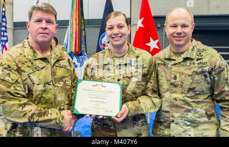 La CPS. Rosalind Stromberg pose avec le commandant général de l'Alaska de l'armée américaine, le Major-général Mark O'Neil et le USARAK Command Sgt. Le Major Jeffrey Dillingham après avoir reçu la Médaille du soldat lors d'une cérémonie le 8 février 2018 à Fort Wainwright, Alaska. La CPS. Stromberg a reçu le prix pour l'enregistrement de la vie d'un homme après une avalanche mortelle près de Delta Junction, Alaska le 3 avril 2016. Après le traitement de choc pour la victime et la prévention de l'hypothermie qu'elle était restée avec lui pendant cinq heures, à des températures glaciales jusqu'à ce que les services d'urgence sont arrivés. (U.S. Photo de l'armée par le sergent. Sean Brady) Banque D'Images