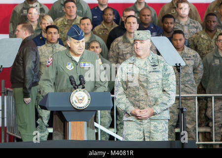 Le lieutenant-général Jerry P. Martinez, commandant des forces américaines au Japon, et le Colonel Kennth Moss, 374e Airlift Wing commander, présenter le Vice-président Michael Pence avant de parler d'une troupe à Yokota Air Base, Japon, le 8 février 2018. Alors qu'au Japon, Pence a passé son temps à visiter des fonctionnaires japonais dont le Premier ministre Shinzo Abe, rencontre avec des troupes, l'adressage et Yokota Air Base militaires avant de partir pour la Corée du Sud pour l'hiver 2018 de Pyeongchang Jeux Olympiques. (U.S. Air Force photo par un membre de la 1re classe Matthew Gilmore) Banque D'Images