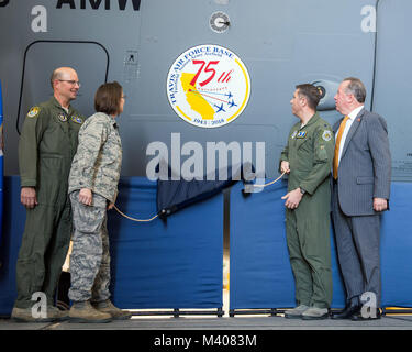 De gauche, U.S. Air Force Le Colonel Raymond Kozak, 349la mobilité de l'air commandant de l'Escadre, le Colonel Ruth Meyer, 621e réponse d'aile, le Colonel John Klein, 60e Escadre, la mobilité de l'air et de l'État Projet de loi du sénateur Dodd (D-Napa), 3e district sénatorial, révèlent les logo 75e anniversaire lors d'une cérémonie à Travis Air Force Base, en Californie, le 8 février 2018. Travis est célèbre 75 années comme un important centre logistique stratégique pour le Pacifique et partie intégrante de la projection de puissance mondiale de la force totale. (U.S. Air Force photo par Louis Briscese) Banque D'Images